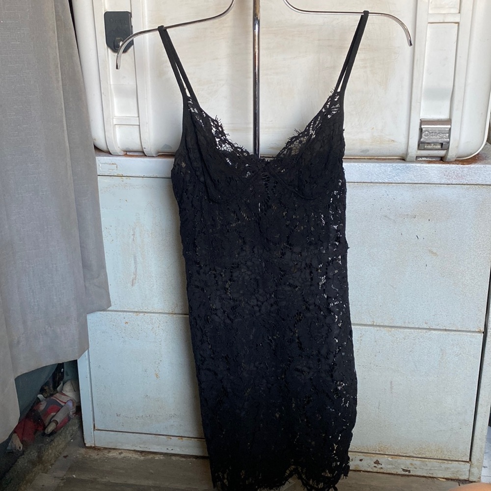 IN LIKE NEW CONDITION. NO BRAND. STRETCHY LACE DRESS
